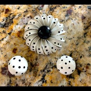 Rare Vintage metal enamel Flower Brooch w/matching button earrings set pin-up